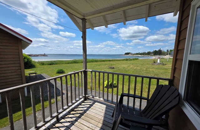 Cottage # 2 Hunts Point Beach Cottages - 2 bedrooms