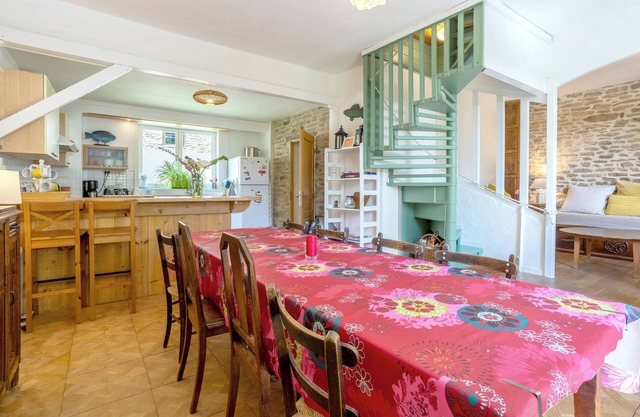 Cottage 'Ancienne Maison De Famille 6-8 Pers' with Private Terrace, Private Garden and Wi-Fi