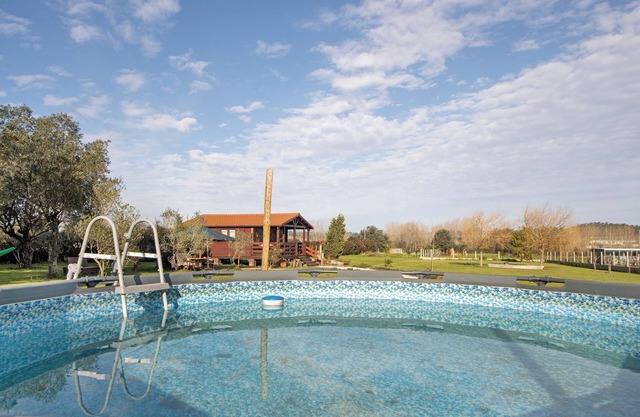 Cottage 'Casa Da Lagoa Pateira' with Private Pool, Wi-Fi and Air Conditioning