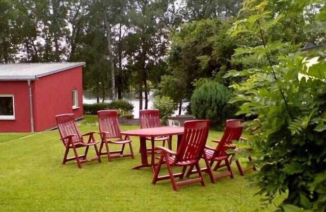 Cottage directly on the lake with boat to 6 pers., Many mushrooms, fishing area, swimming