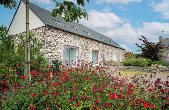 Cottage 'Gîte Terre Et Mer' with Private Terrace, Shared Garden and Wi-Fi