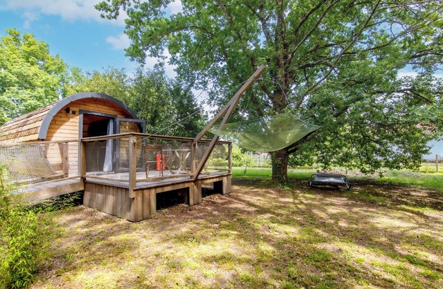 Cottage 'Ôtonneauxstress - Le Pêcheur' with Private Terrace, Shared Garden and Wi-Fi
