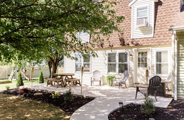 Cottage on Center Square/Next To One-Room Amish Schoolhouse