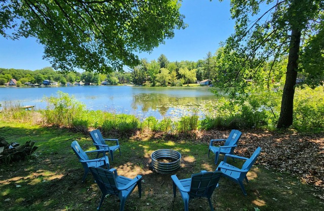 Cottage on Little Blue Lake with Hot Tub!