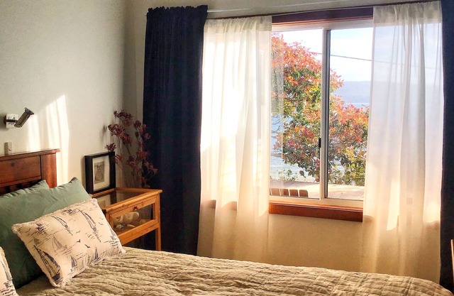 Cottage overlooking marine reserve - 1 minute to beach