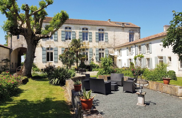 Cottage (sleeps 5) at Domaine de Chantageasse, a 17th century estate with pool