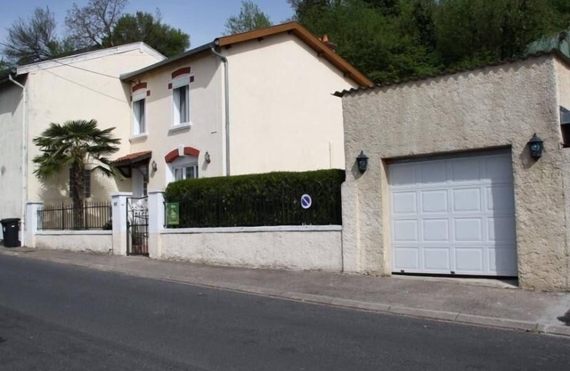Cottage with enclosed garden, terrace and Wi-Fi, near Verdun