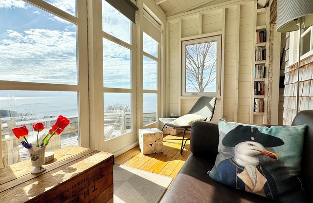Cottage with Incredible Ocean Views, 3 min. to beach, near Cabot Trail & Park