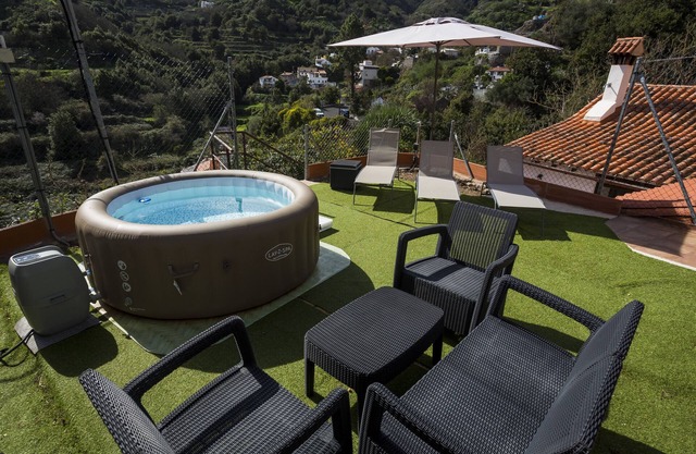 Cottage with jacuzzi, mountain views and WiFi (suitable for teleworking)