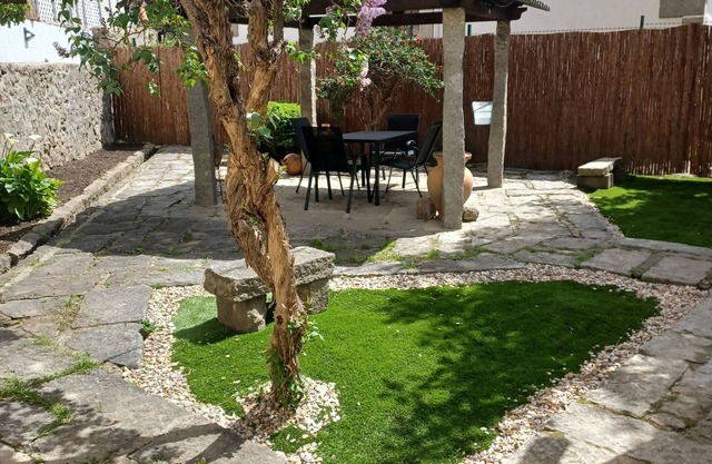 Cottage with private garden, air conditioning and barbecue. Pets are allowed.