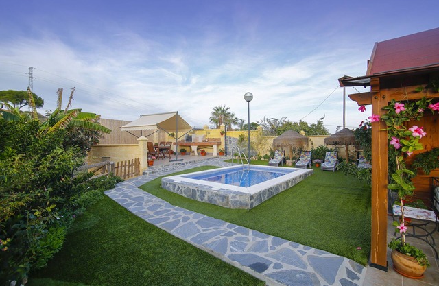cottage with private pool near the sea
