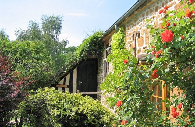 Cottage with shared swimming pool, hot tub, fishing, tennis, UK TV and Wi-Fi