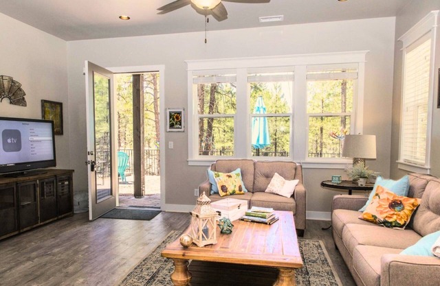 Cotton's Cabin | Forest Views | Near Downtown | Backyard with Firepit & Grill | Family-Friendly