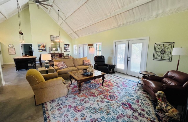 Country Chic Escape - relax and enjoy a new barndominium.