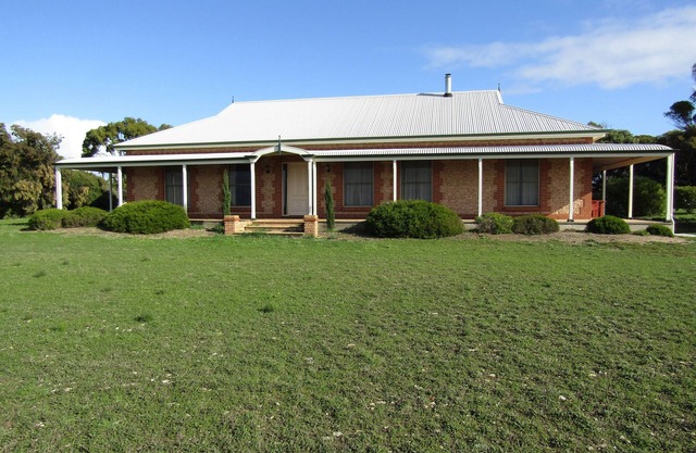 Country Comfort - 5 bedroom Holiday Home with sea views!