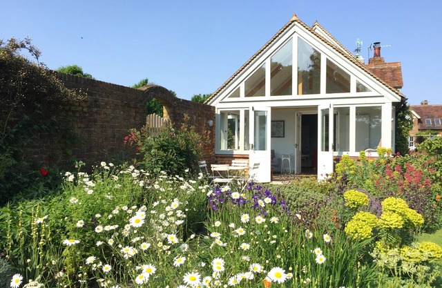 Country cottage near Canterbury, shared use of tennis court & pool, dog friendly