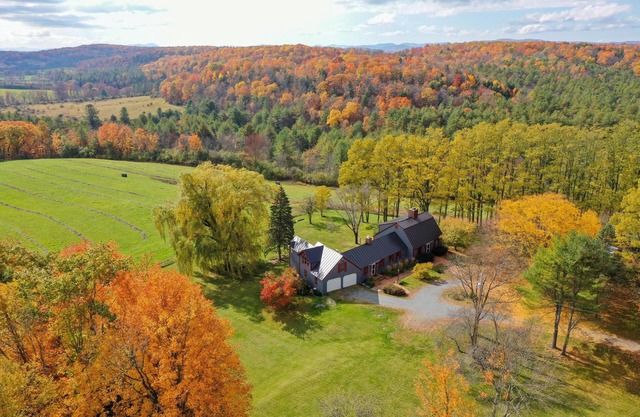 Country getaway with gorgeous views, 15 minutes from Middlebury