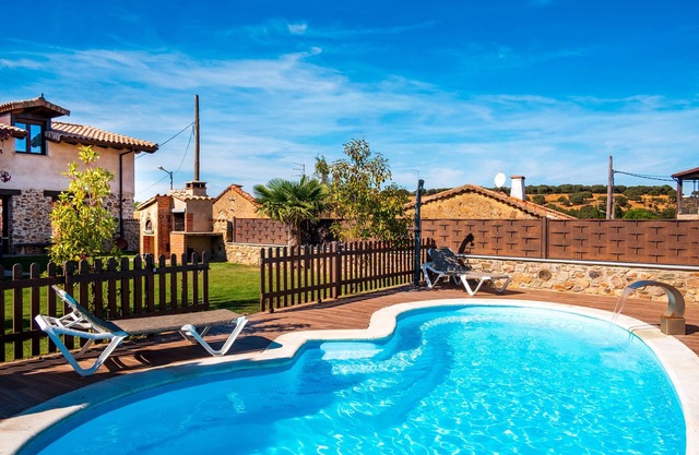 Country House 'Casa Rural Gorriones' with Private Pool, Private Garden and Wi-Fi