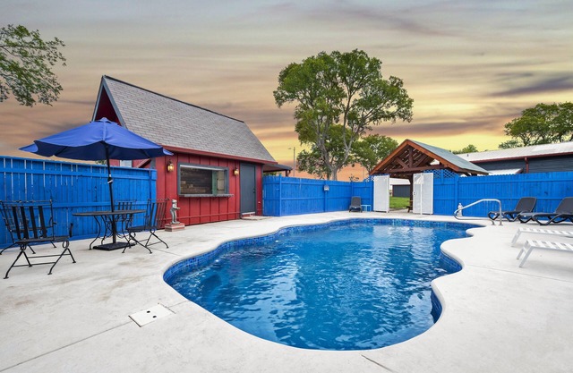 Country Homestead, Private in-ground pool, sleeps 8, Creekside, lots of parking