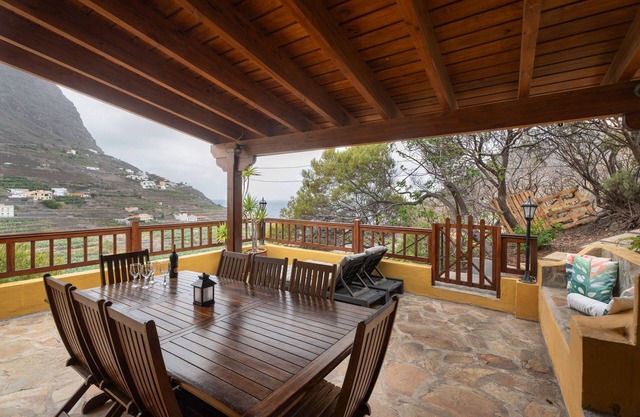 Country House 'Casa Afortunada' with Sea View, Balcony and Wi-Fi