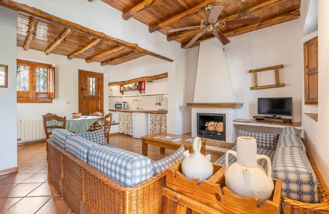 Country House 'Casa Rural El Corral' with Mountain Views, Shared Pool and Wi-Fi