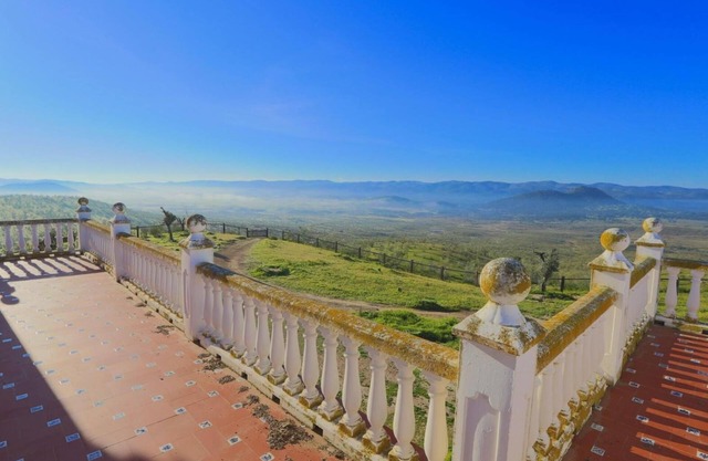 Country House 'Cortijo Los Tomillares' with Mountain View, Wi-Fi and Air Conditioning