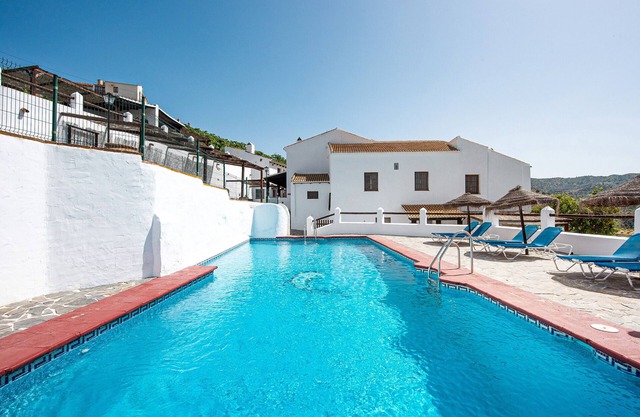 Country House 'El Pajar' with Lake View, Shared Pool and Wi-Fi