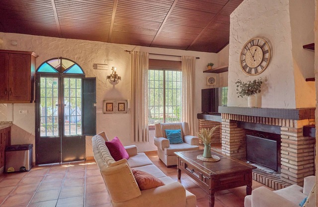 Country House 'La Alcaidía' with Mountain View, Wi-Fi and Air Conditioning