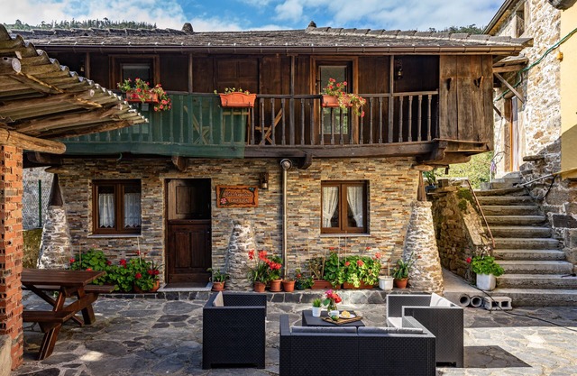 Country House 'Madreselva 2' with Mountain View, Private Garden and Wi-Fi