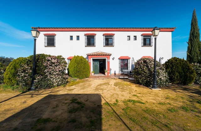 Country House 'Puerto Cabero' with Lake View, Private Terrace and Air Conditioning