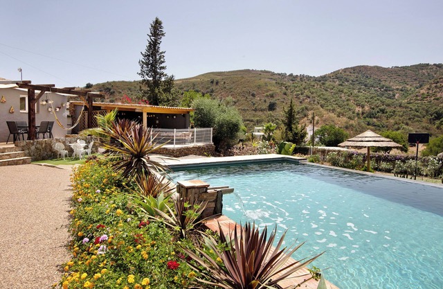 Country House 'Quinta Do Silêncio T2' with Mountain View, Wi-Fi and Air Conditioning