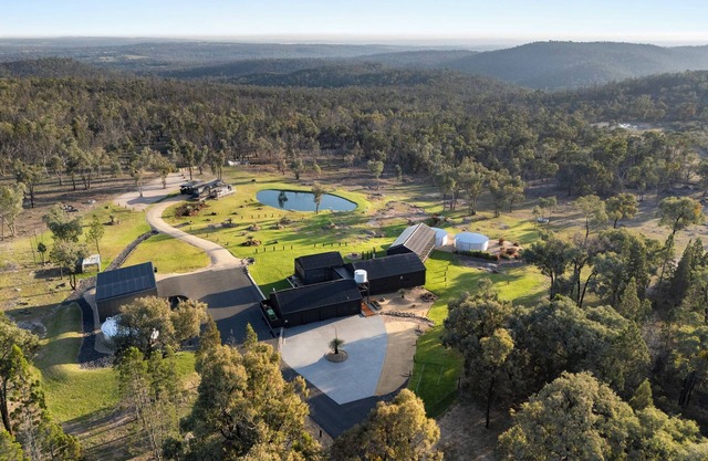 Country lodge, adjoining National park, Golf course and Mountain bike track.