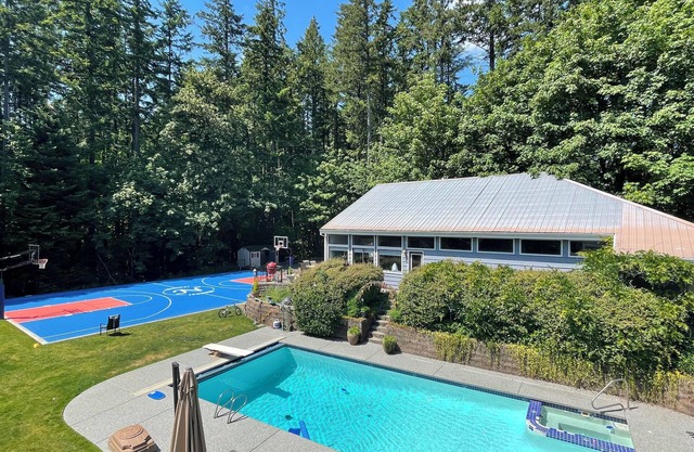 Countryside pet-friendly bungalow with a pool, just 20 minutes from Portland