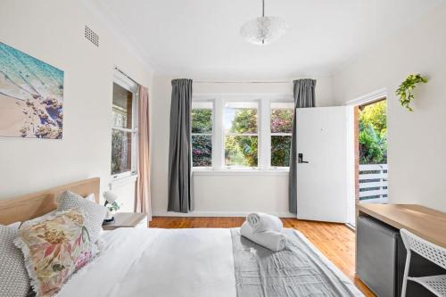 Courtyard Double Room - Next to Transport & Shops in Killara - Shared Bathroom