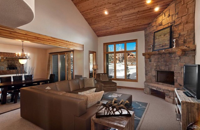 Cove House, Wow! 3100 Sq Ft 4 BR 4 Bath, Private Hot Tub, Pool, Tennis Courts