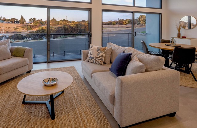 Cove Landing Marina Apartment 3 YC Lily May