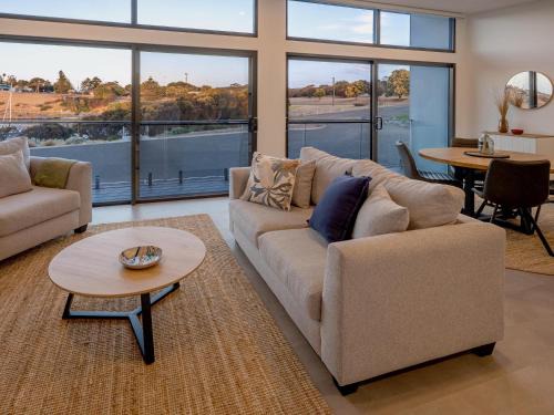 Cove Landing Marina Apartment 3 YC Lily May