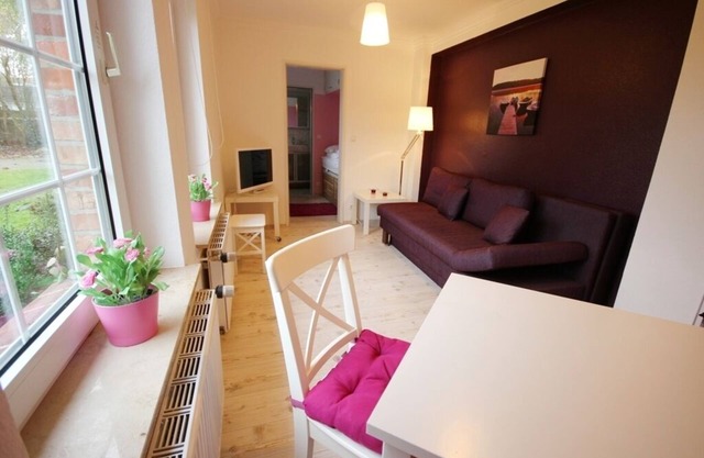 Cox, bright ground floor single apartment, 35sqm, bedroom, living room, shower room, kitchen, internet, garden