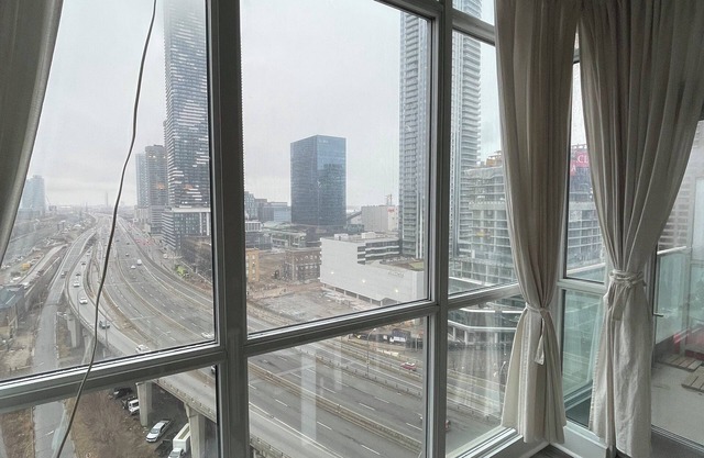 Cozy 1-bedroom condo with AC, WiFi in cool Toronto