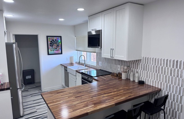 Cozy 1-bedroom house with WiFi, AC in charming Lakewood. Close to Red Rocks!