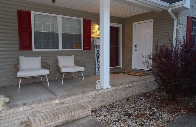 Cozy 1BR Apt in Nitro, WV. Ideal for solo traveler, couples, or business guests