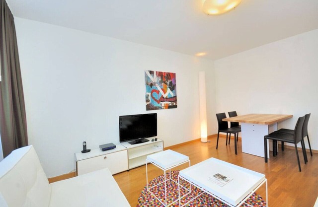 Cozy 1BR near lake with balcony (Mill 4.22)