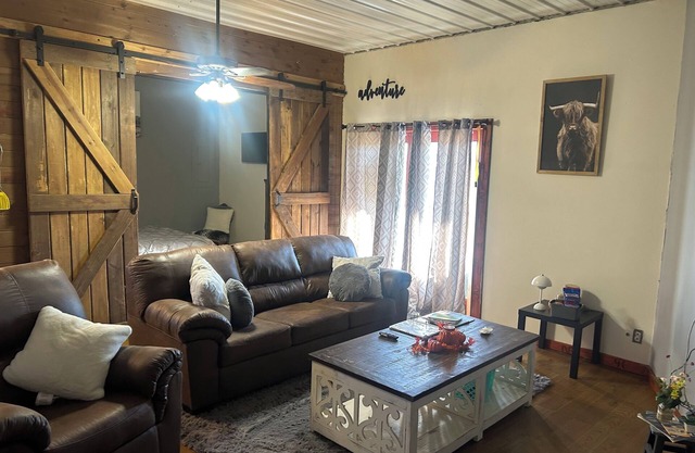 Cozy 2 BED apartment in a barn. cows, horses,hot tub. Experience the RANCH life
