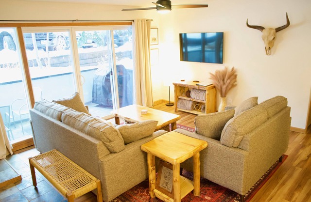 Cozy 2 Bedroom Condo W/FREE bus - 1/2mi to Mtn