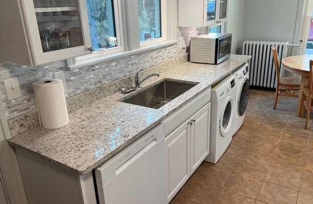 Cozy 2-bedroom apartment, 5 minute walk from colleges, restaurants and shopping