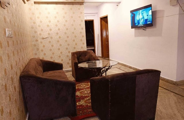 Cozy 2-bedroom apartment in tranquil Lucknow with WiFi, AC
