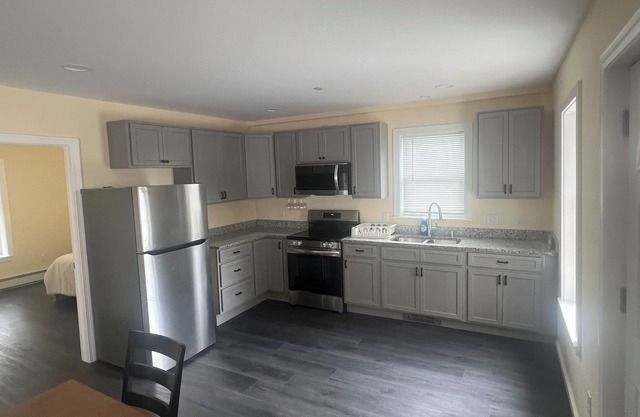 Cozy 2-bedroom apt-1 in Lakes Region with AC, WiFi, Pet friendly 2 queen beds