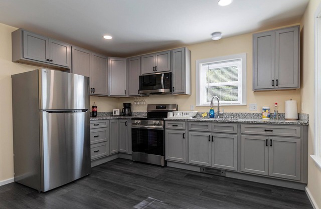 Cozy 2-bedroom apt 4 innLakes Region with AC, WiFi, Pet friendly 2 queen beds