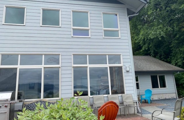 Cozy 2-bedroom condo in gorgeous Sitka with ocean view and WiFi