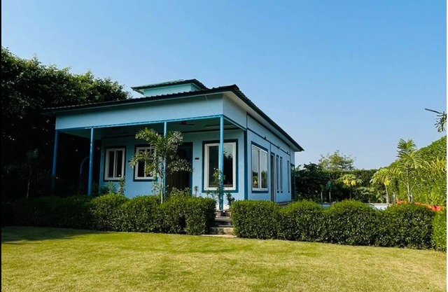 Cozy 2-bedroom farmhouse in awesome Noida with AC, WiFi